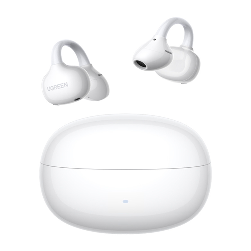 Due auricolari wireless bianchi Ugreen fluttuano sopra la custodia di ricarica bianca su uno sfondo bianco.
