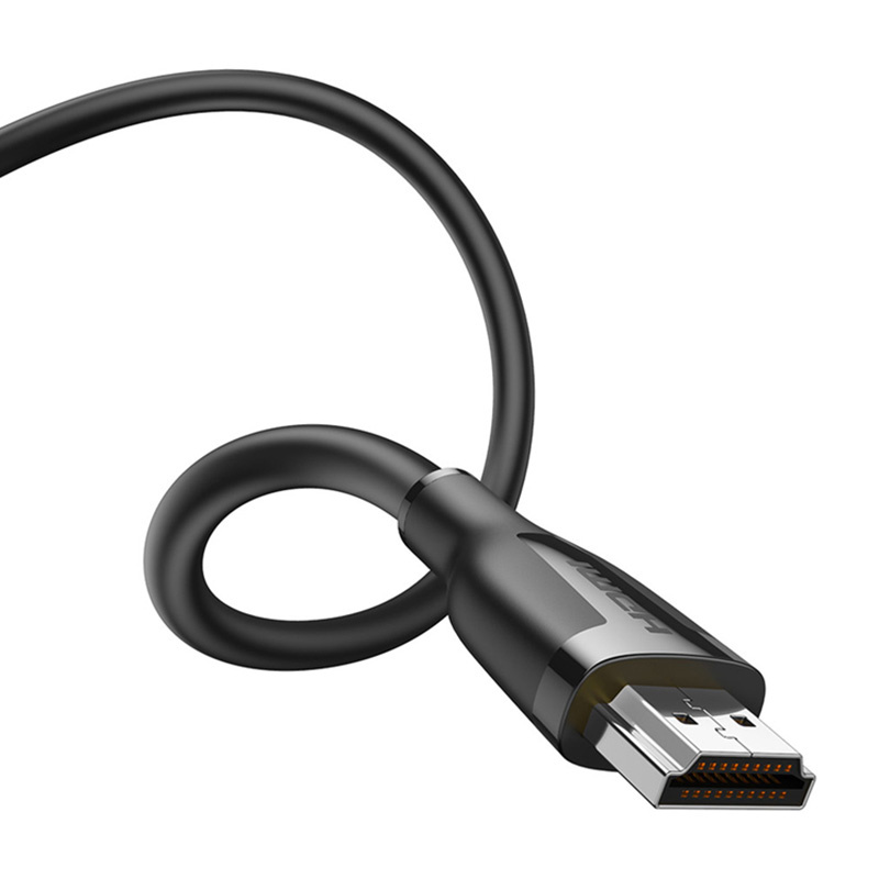 Un cavo HDMI nero con connettore metallico e linea di accento grigia su sfondo bianco.
