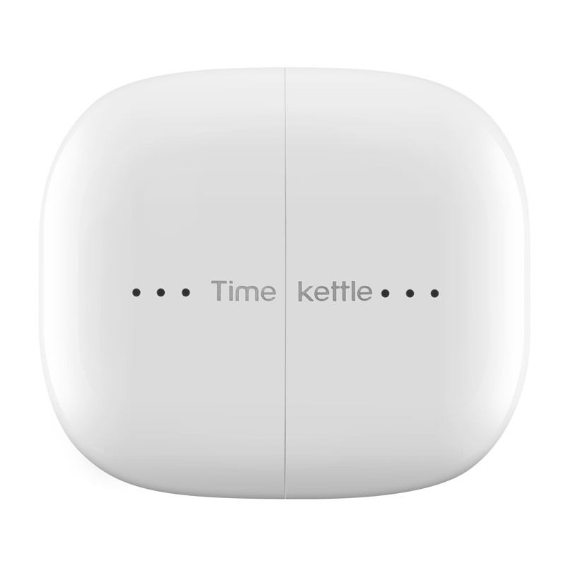 Un boîtier de charge blanc fermé avec le texte gris Timekettle et trois points de chaque côté.