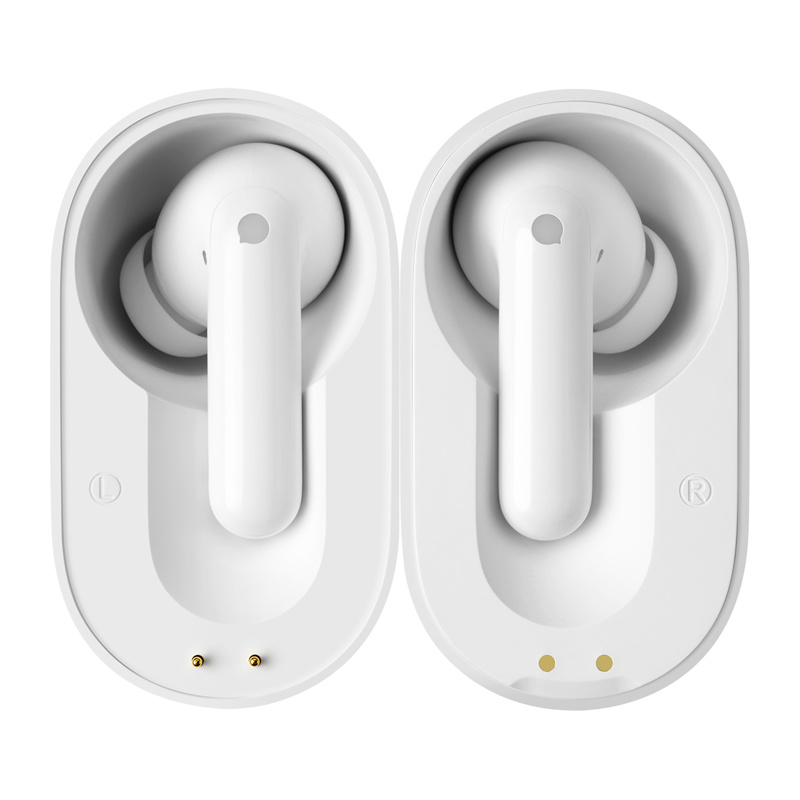 Deux écouteurs intra-auriculaires blancs dans leurs emplacements de charge avec contacts et marquages L et R.
