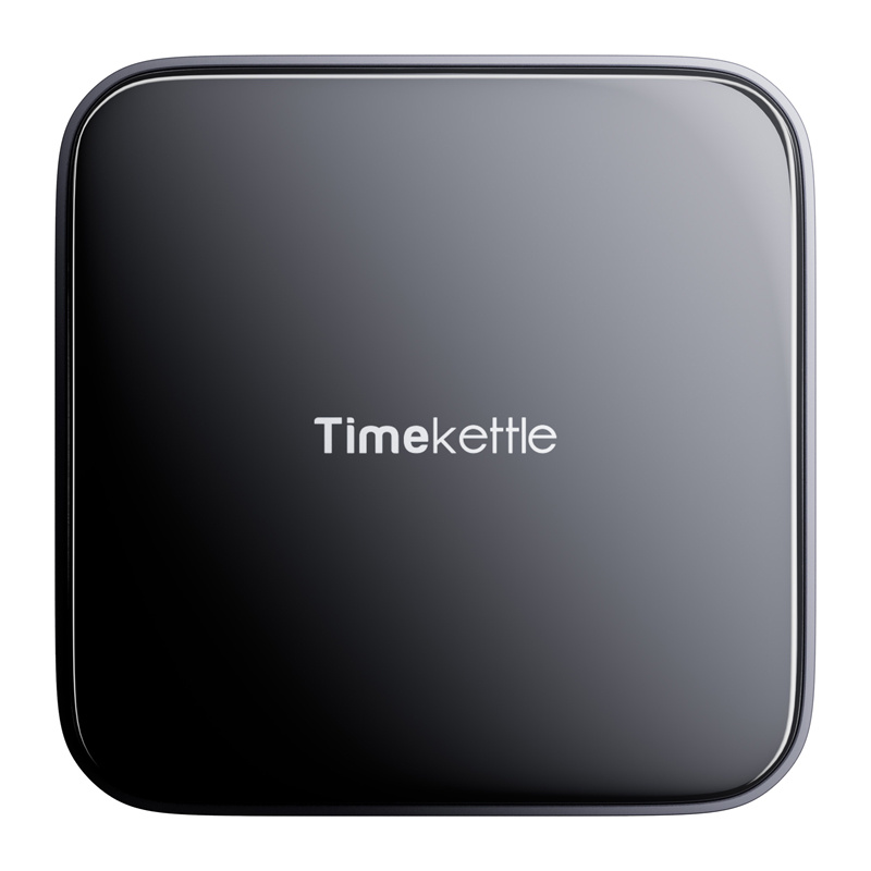 Una cubierta de dispositivo Timekettle cuadrada, negra y brillante con esquinas redondeadas y letras blancas.