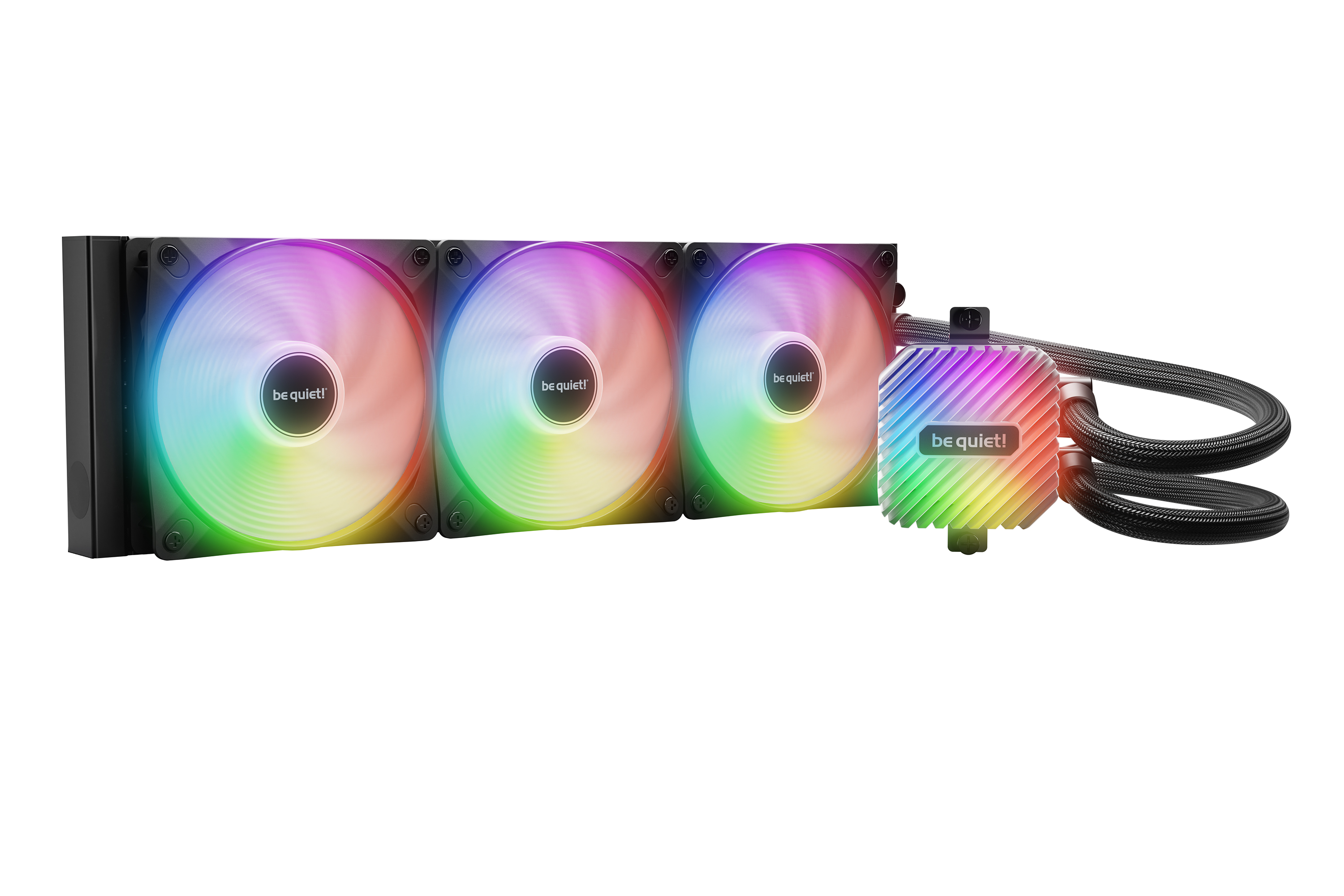 Ein schwarzer Flüssigkeits-CPU-Kühler mit drei RGB-Lüftern und beleuchtetem Pumpenblock mit be quiet!-Logo.