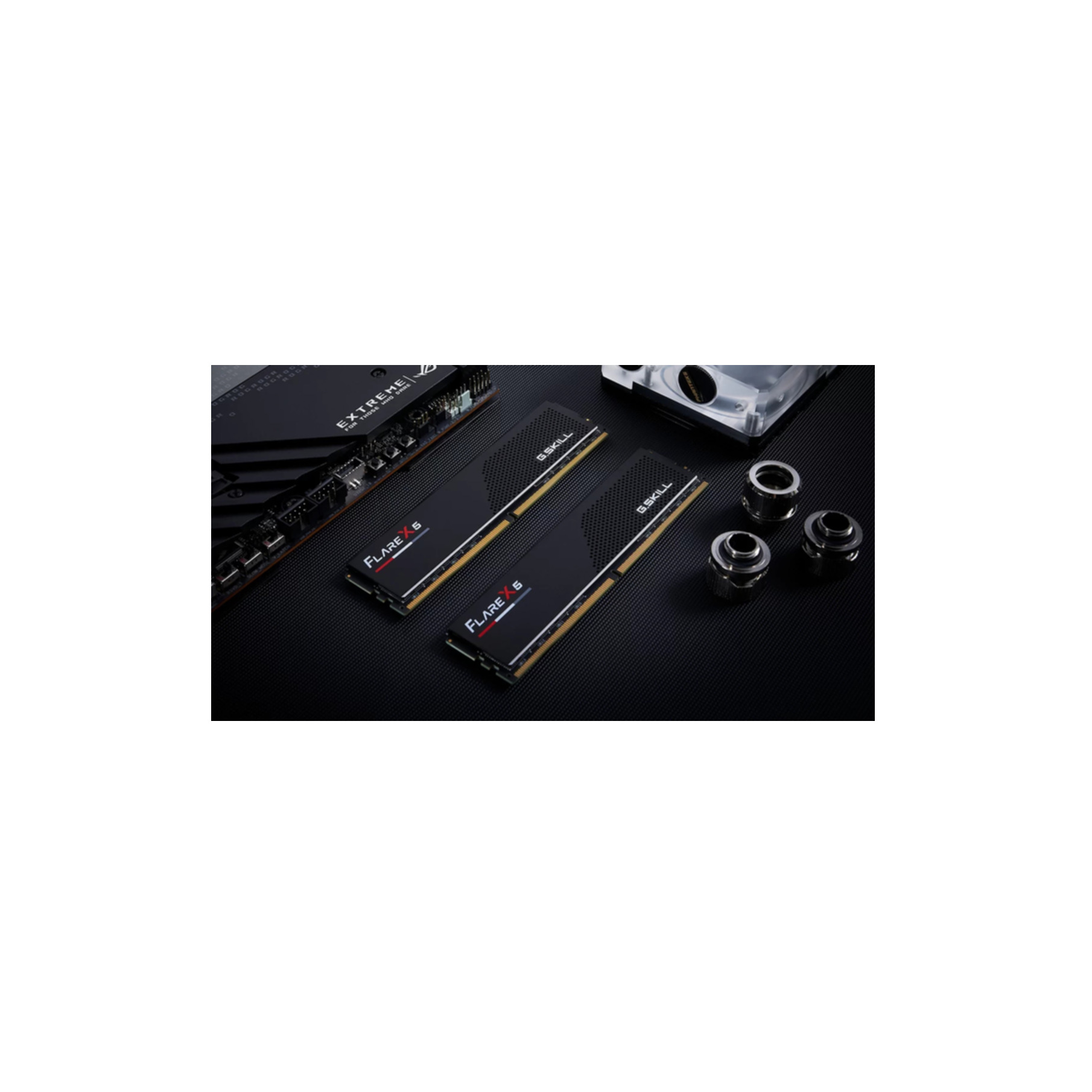 Due moduli RAM G.SKILL Flare X5 neri su sfondo nero con scheda madre e componenti di raffreddamento.