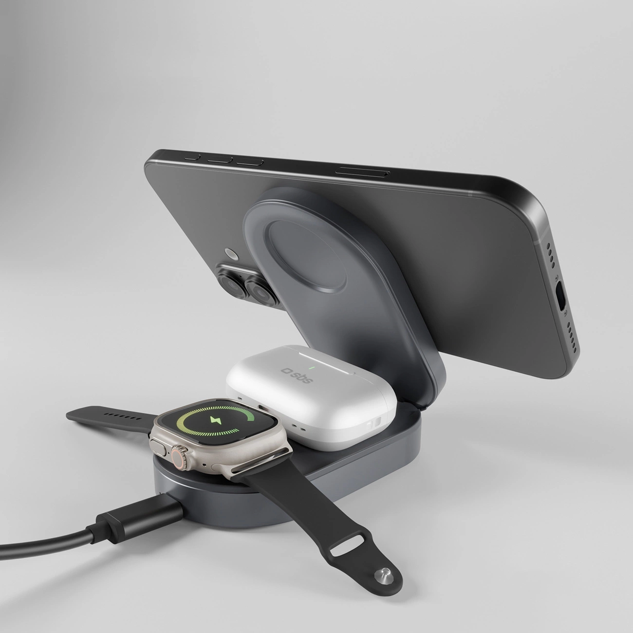 Una stazione di ricarica grigia carica in modalità wireless uno smartphone, uno smartwatch e auricolari.