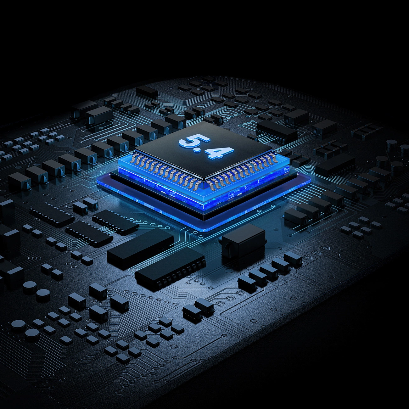 Primo piano di un circuito stampato scuro con un chip processore blu luminoso centrale etichettato 5.4.