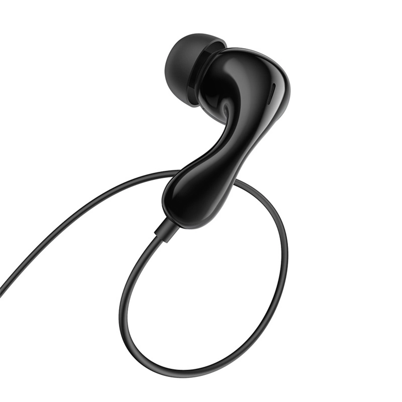 Un auricolare cablato nero isolato su sfondo bianco, con finitura lucida e cavo attaccato.
