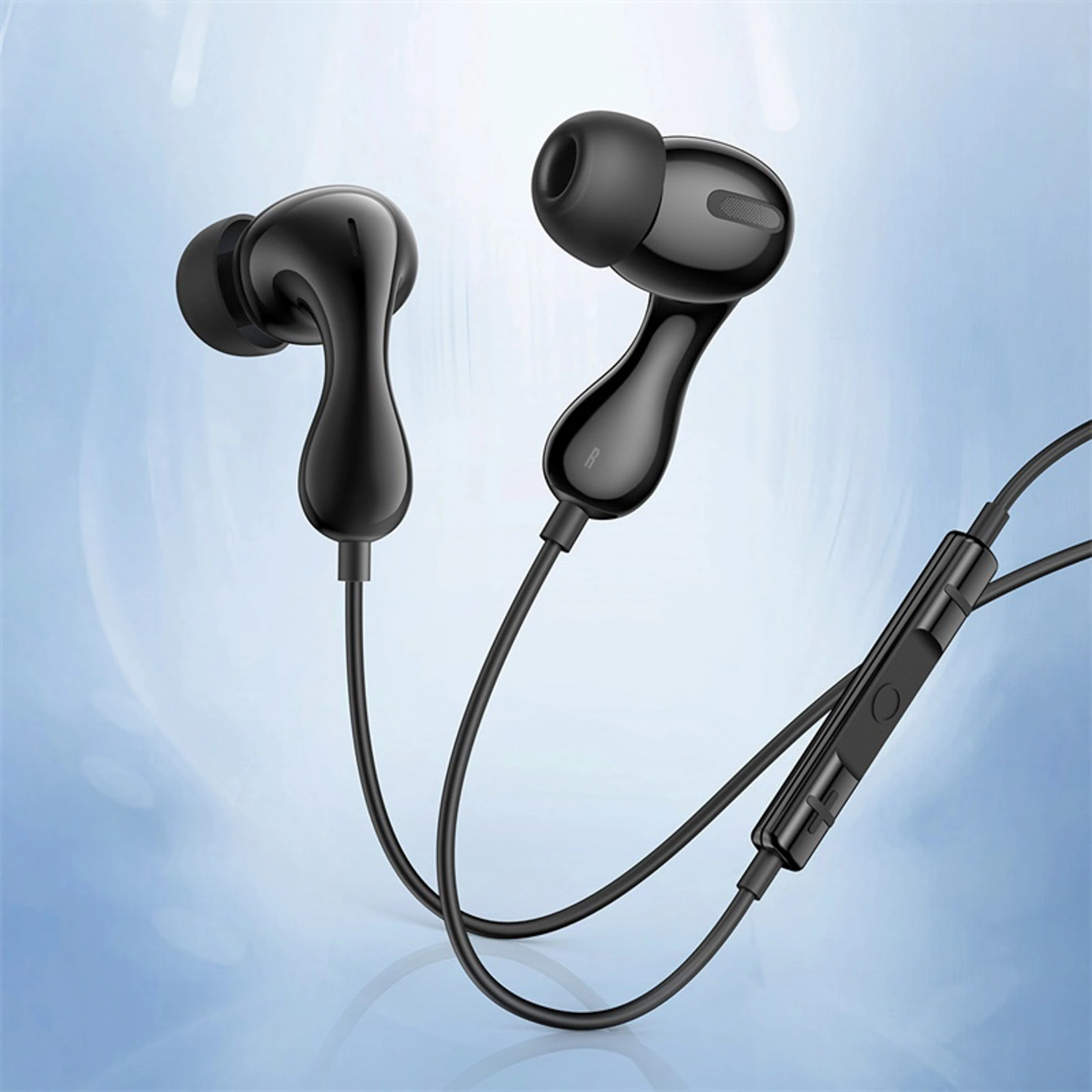 Auricolari in-ear neri con cavo, microfono e controllo del volume su sfondo azzurro.