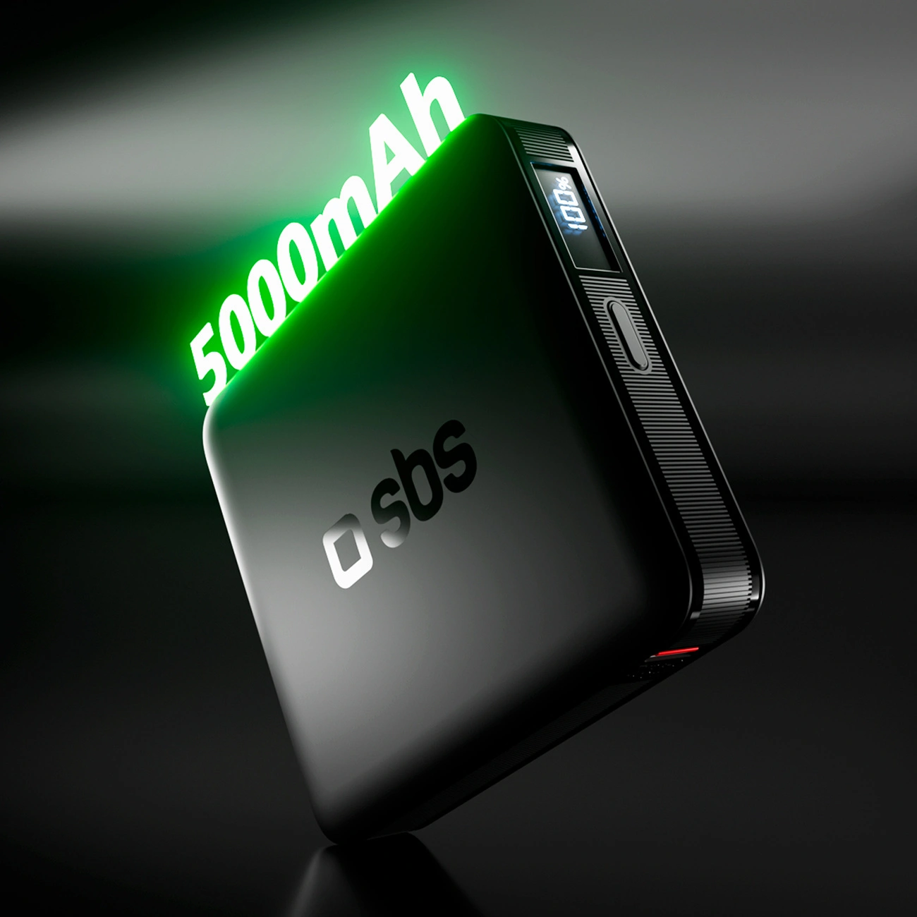 Power bank nera con logo sbs e scritta verde luminosa 5000mAh su sfondo grigio scuro.