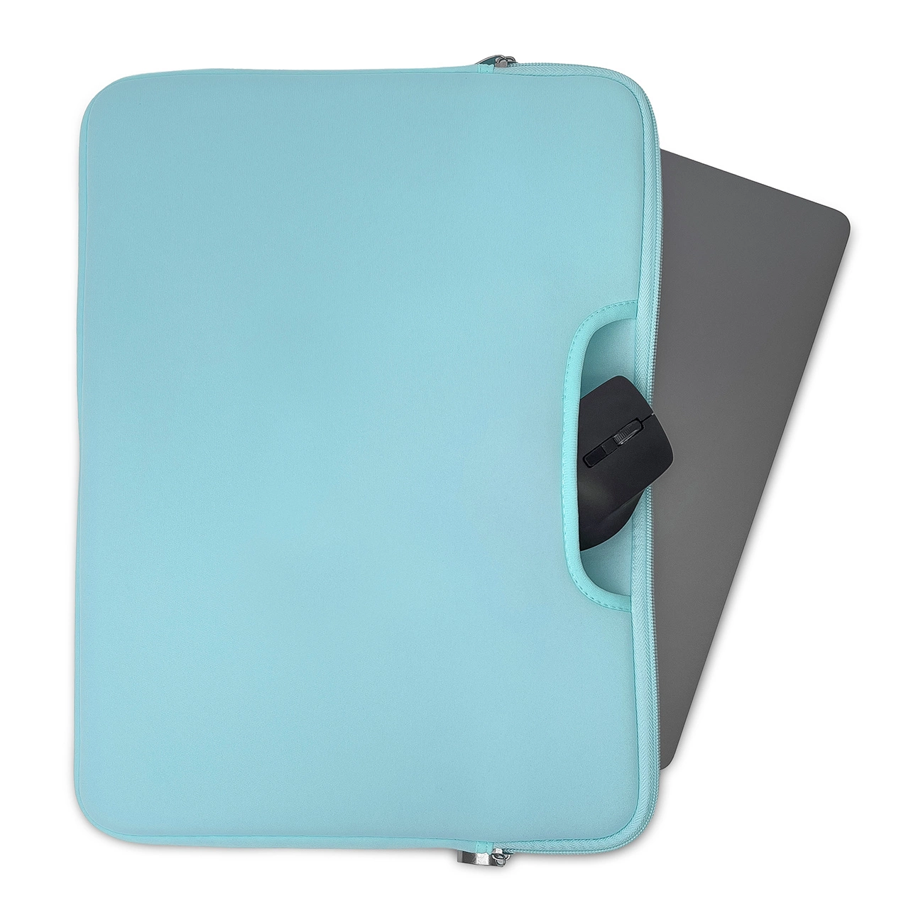 Custodia per laptop azzurra con cerniera aperta, un laptop grigio e un mouse nero.