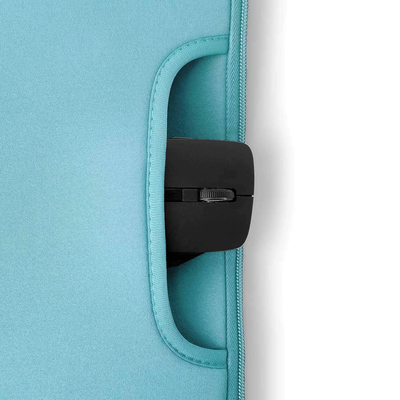 Un mouse per computer nero sporge dalla tasca laterale di una custodia blu per laptop.
