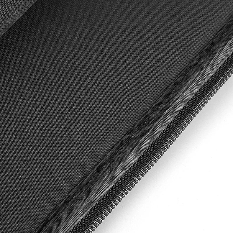 Primo piano di una copertura in tessuto nero con una cerniera lungo il bordo.