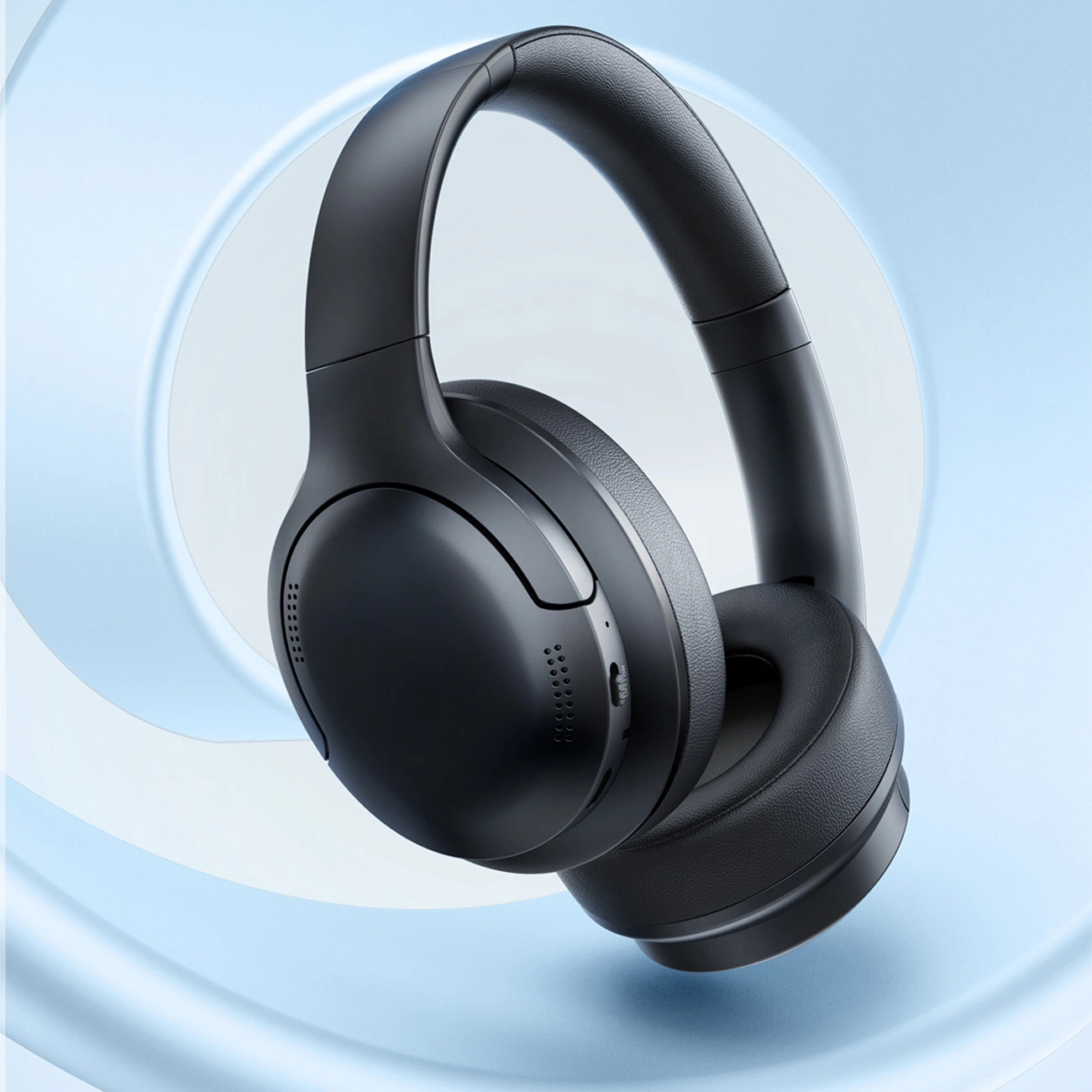 Cuffie over-ear nere fluttuanti su sfondo azzurro.
