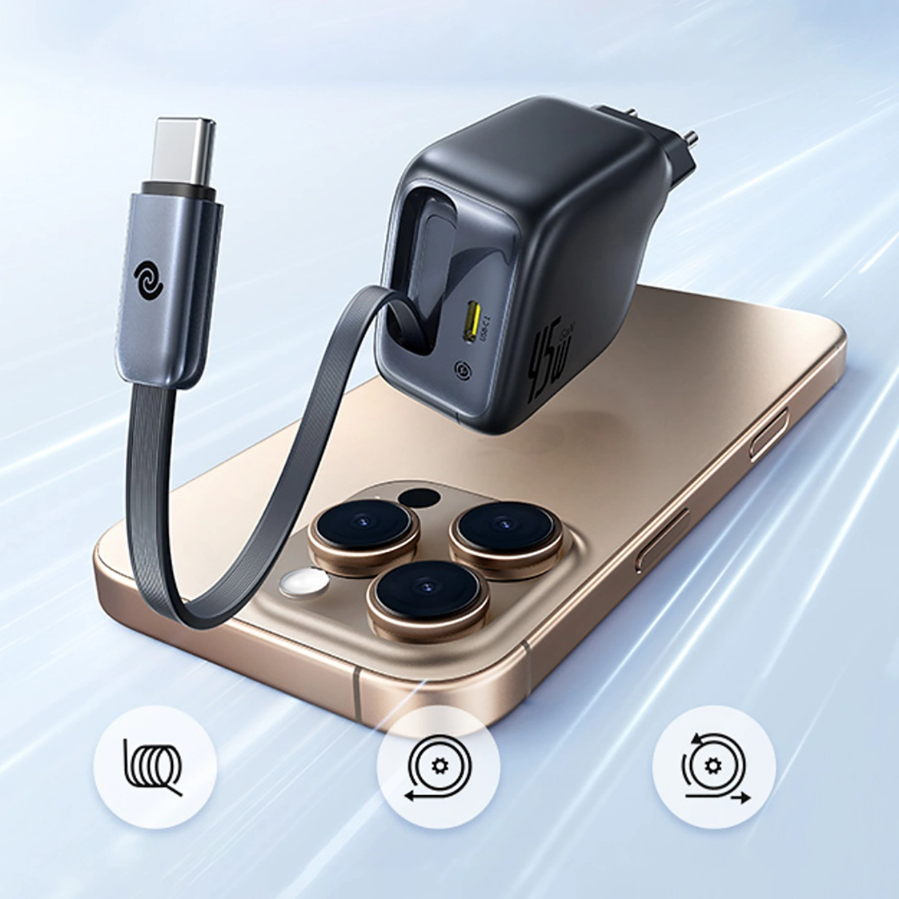 Un caricabatterie nero da 45 W con cavo USB-C retrattile si trova su uno smartphone dorato con sfondo blu.