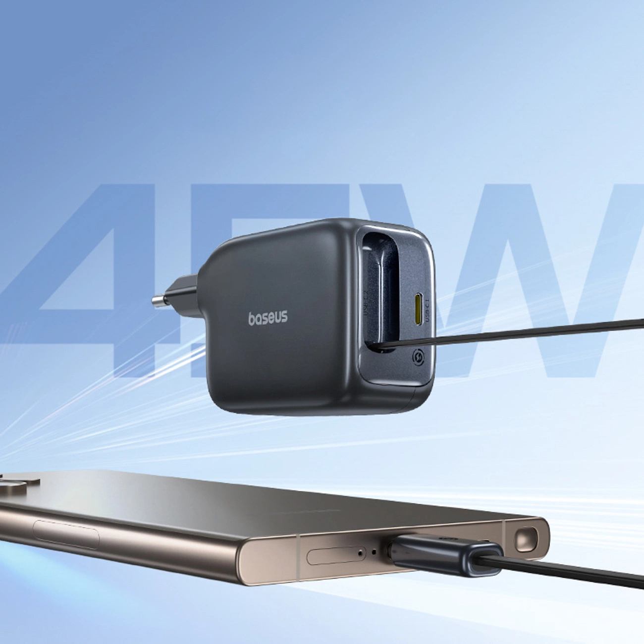 Un caricabatterie nero Baseus carica uno smartphone tramite cavo USB-C su sfondo azzurro.