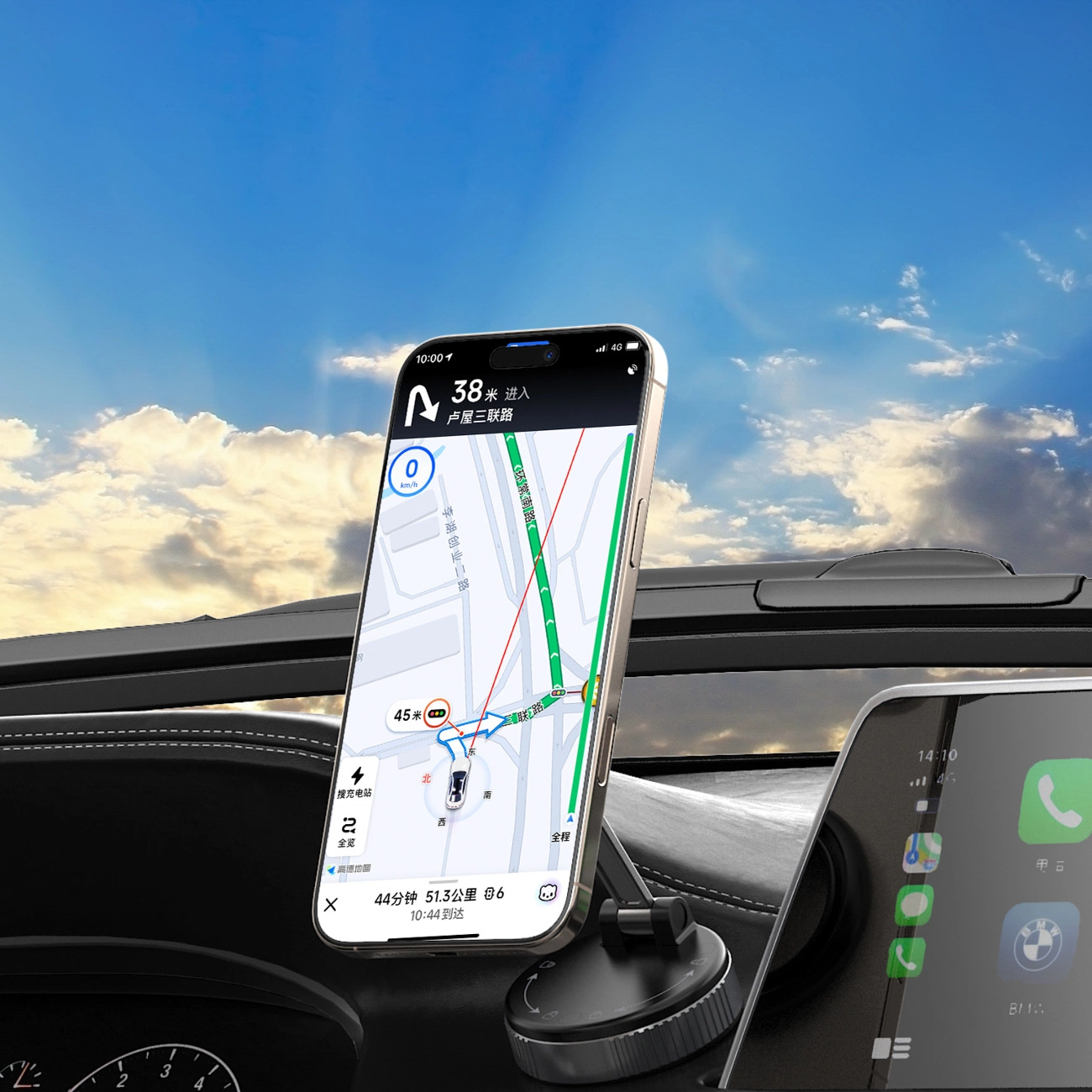 Uno smartphone con app di navigazione è montato sul cruscotto di un'auto con sfondo di cielo azzurro.
