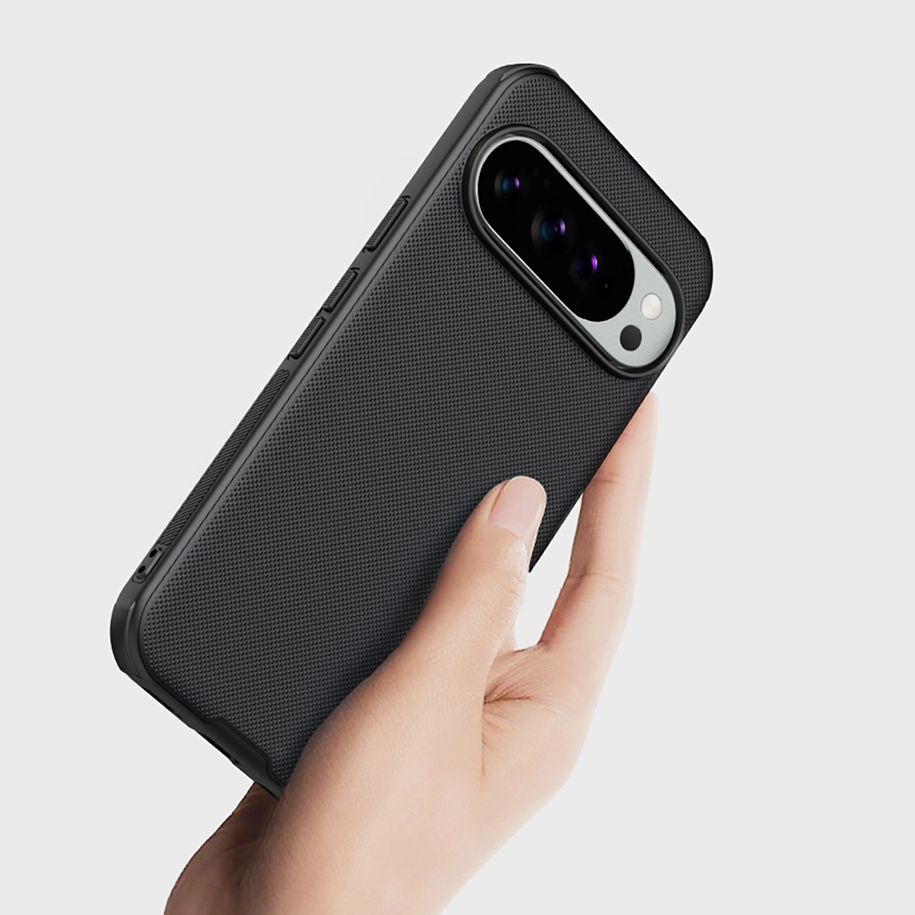Eine Hand hält ein schwarzes Smartphone mit einer strukturierten Schutzhülle und einem horizontalen Kameramodul.