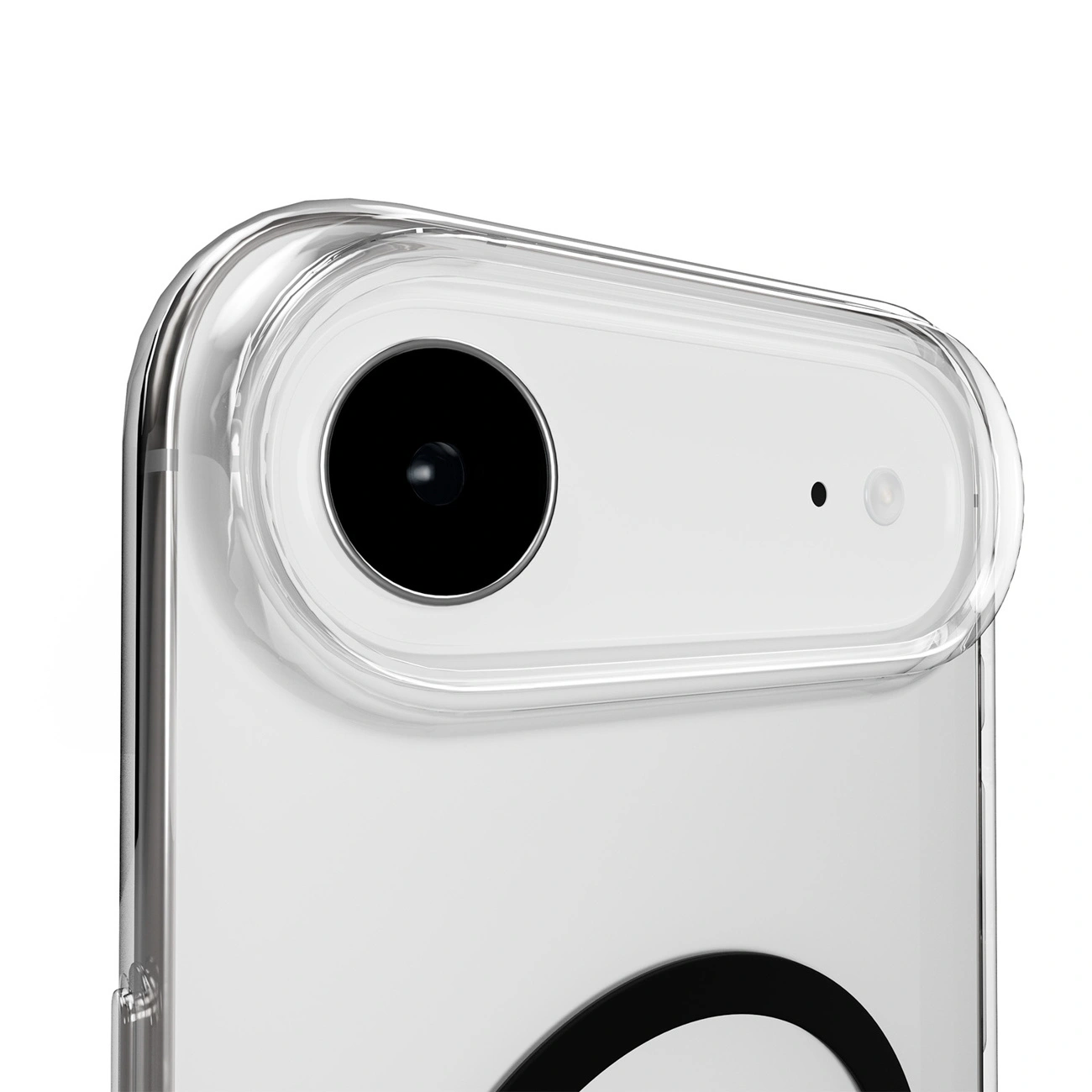 Primo piano della fotocamera posteriore di uno smartphone con cover trasparente.