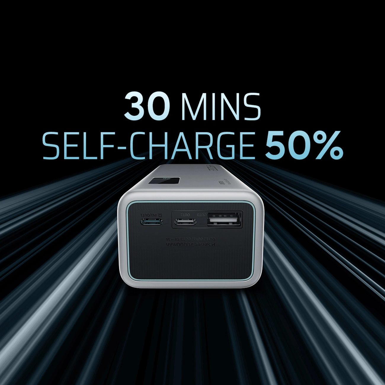 Un power bank argentato su una strada scura e dinamica con il testo 30 MINS SELF-CHARGE 50%.
