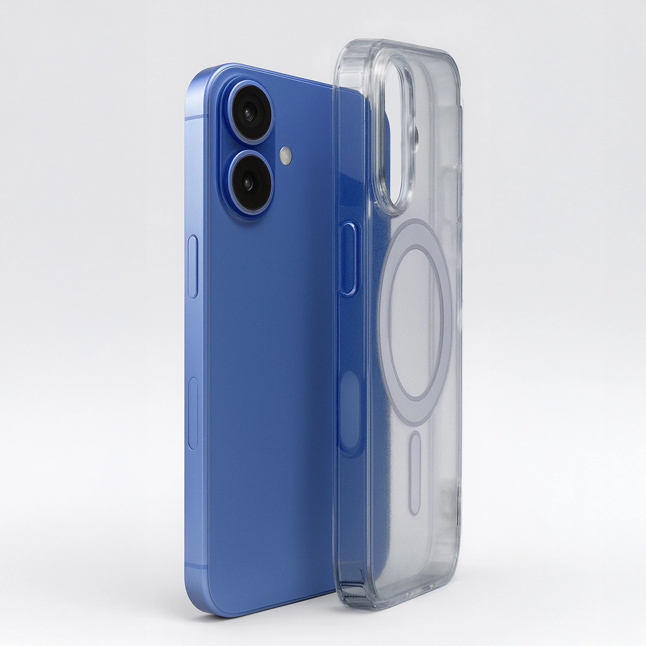 Ein blaues Smartphone steht neben einer transparenten Schutzhülle mit MagSafe-Ring auf hellem Hintergrund.