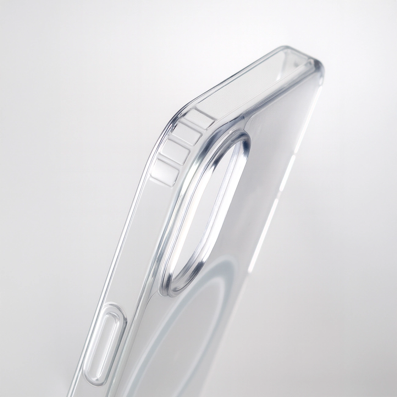Eine klare, transparente Smartphone-Hülle von der Seite vor weißem Hintergrund.