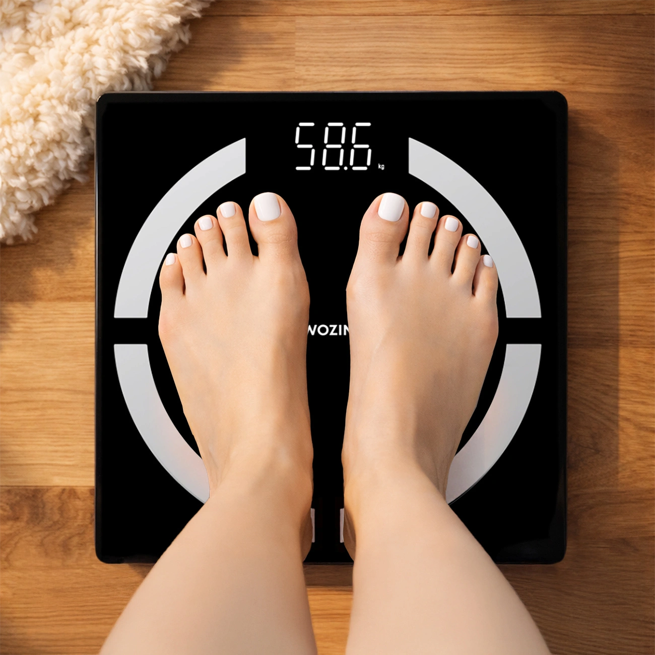 Piedi con smalto bianco su bilancia digitale nera che mostra 58,6 kg su pavimento in legno.