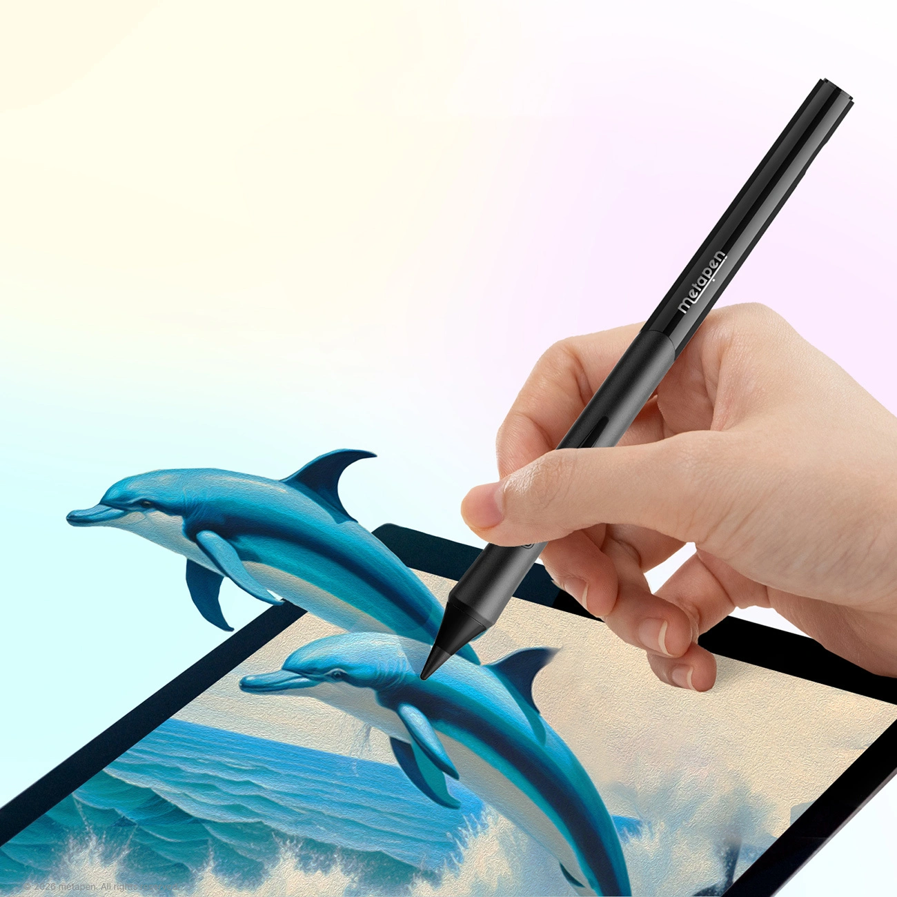 Una mano disegna due delfini blu che saltano sulle onde dell'oceano usando un pennino.