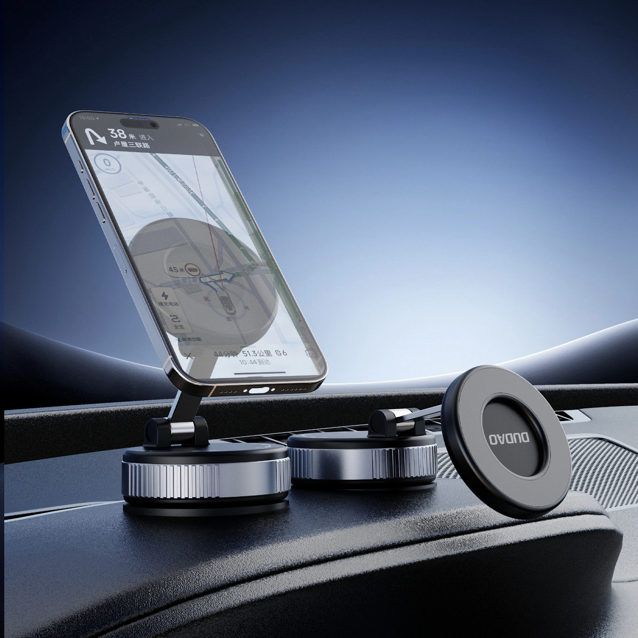 Un supporto per smartphone con navigazione su un cruscotto.