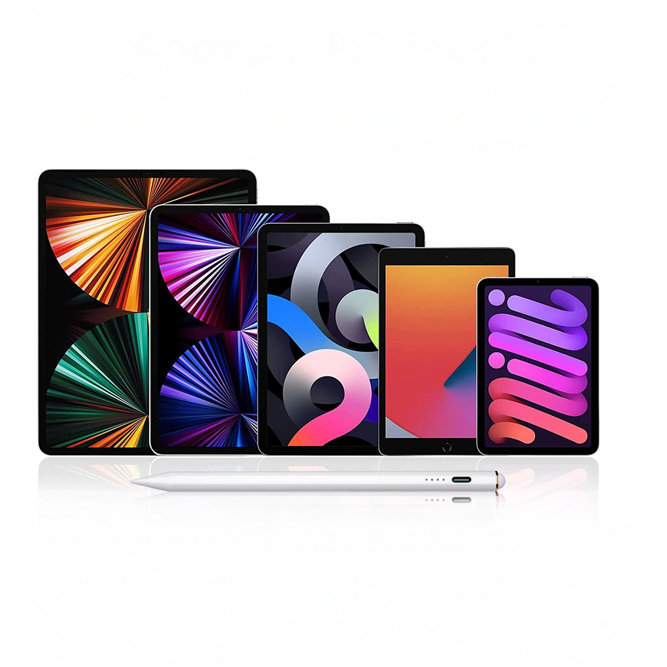 Cinque diversi iPad Apple di varie dimensioni e una Apple Pencil davanti, su sfondo bianco.