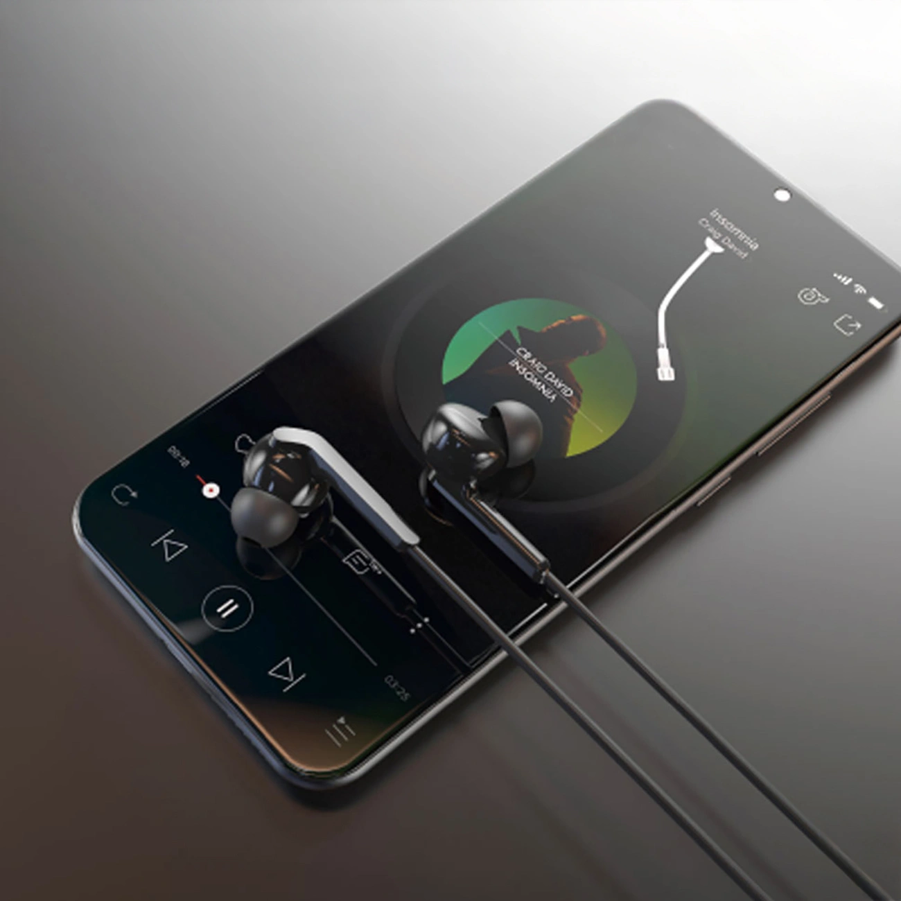 Cuffie nere poggiano su uno smartphone che mostra un'app di riproduzione musicale.