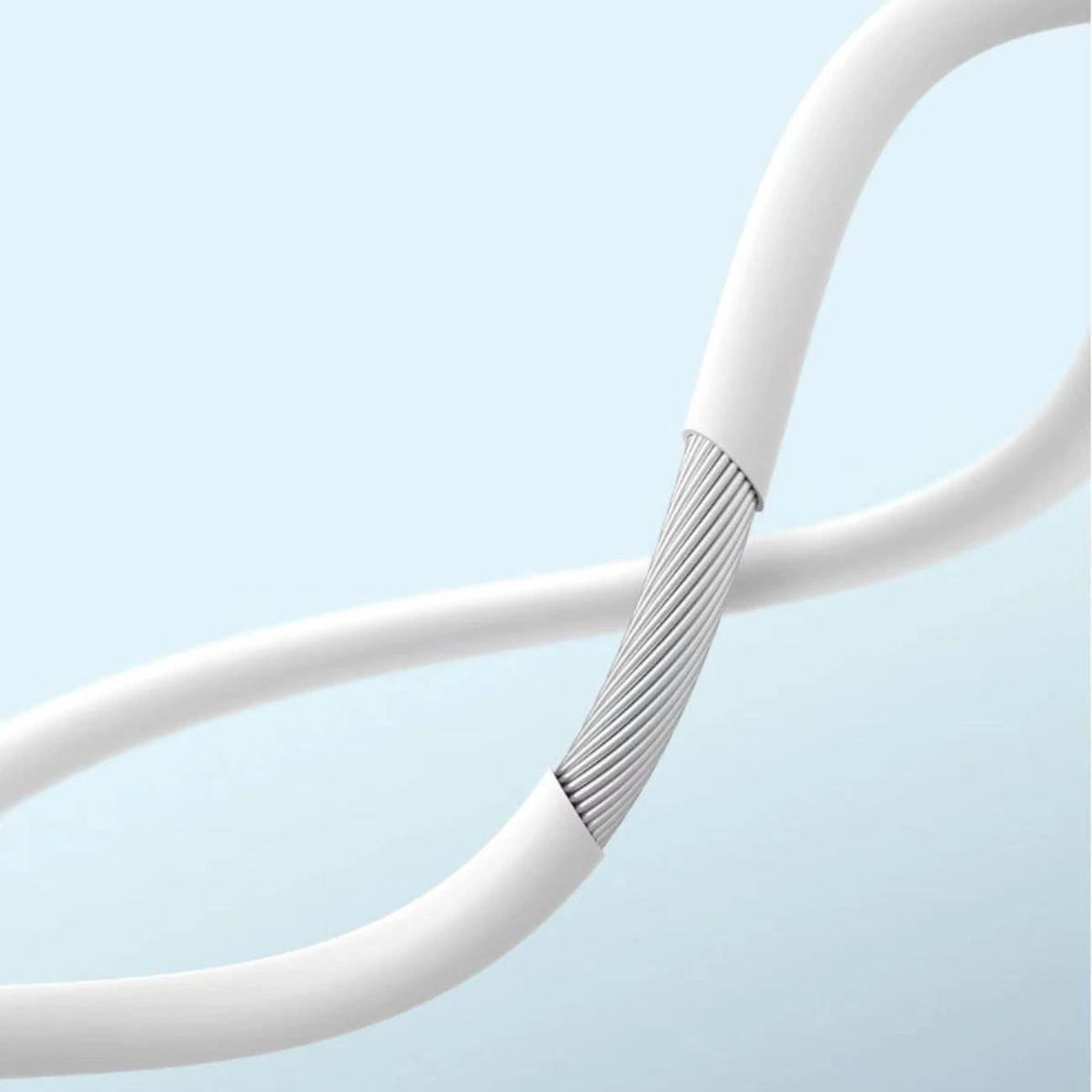 Ein weißes Kabel mit freiliegenden internen silbernen Adern auf hellblauem Hintergrund.