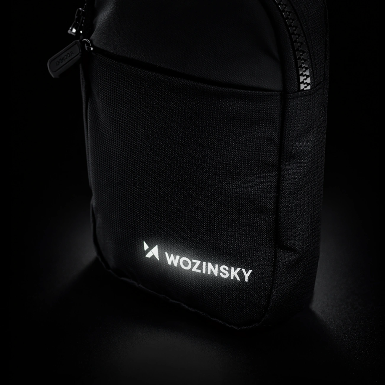 Borsa a tracolla nera con cerniere e logo Wozinsky bianco.