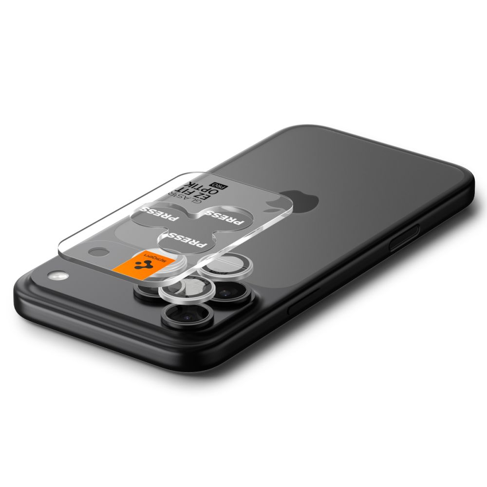 Un bac d'installation de protection de caméra transparent appliqué sur les caméras arrière d'un smartphone noir.