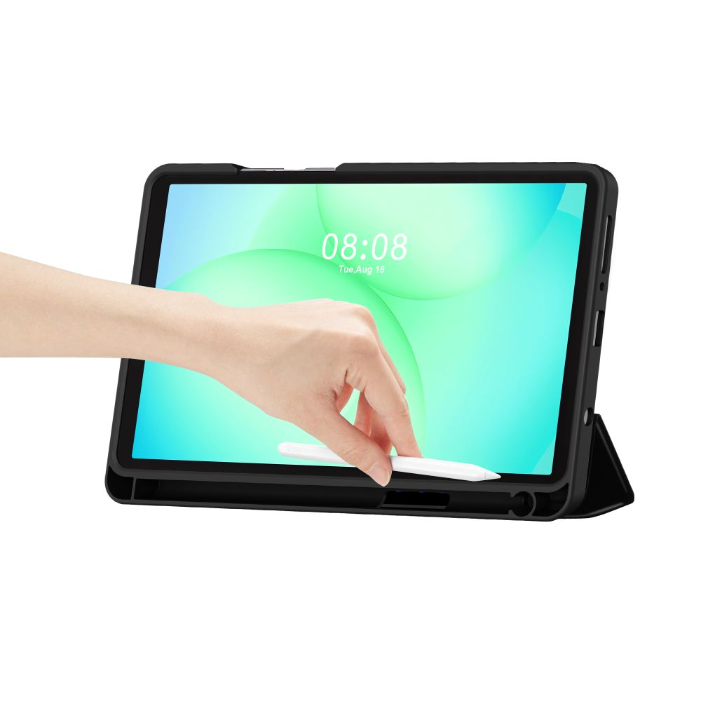 Una mano tiene una penna bianca davanti a un tablet in custodia nera con schermo verde.