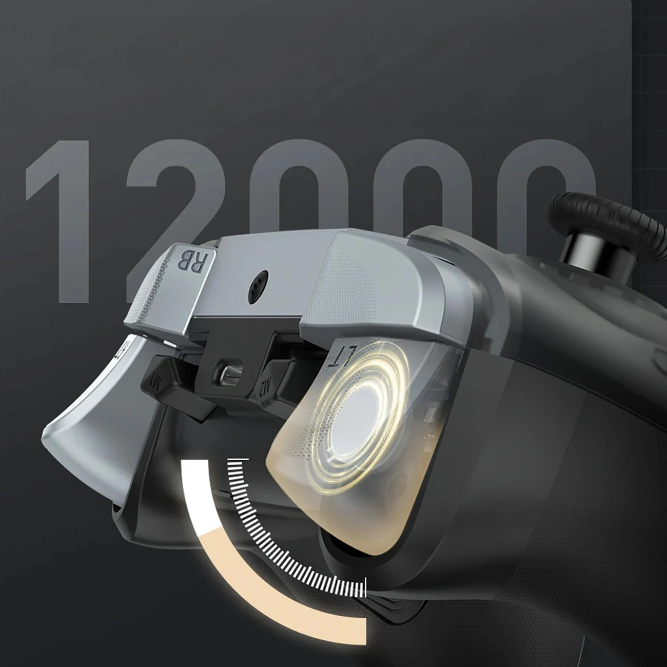 Primo piano di un controller nero e argento con il numero 12000 sullo sfondo.