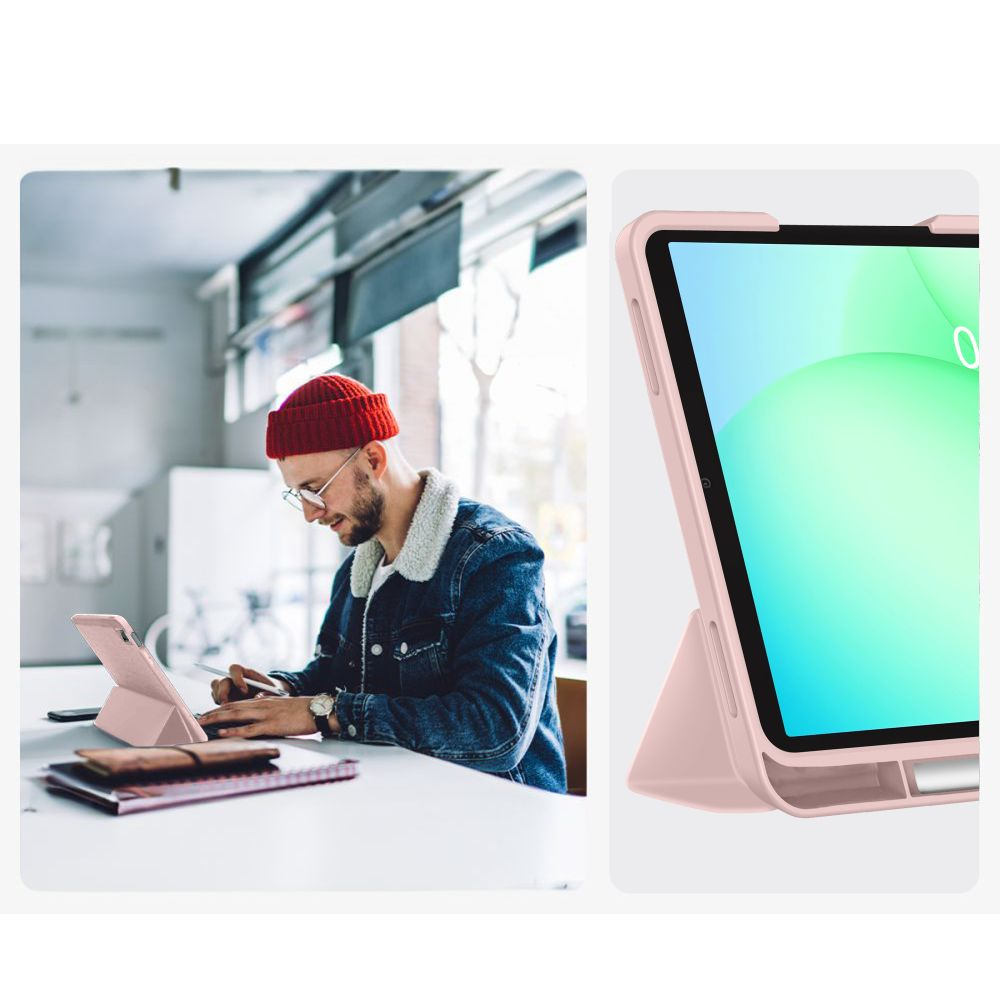 Un uomo con berretto rosso lavora a un tavolo, con il primo piano di una custodia rosa per tablet.