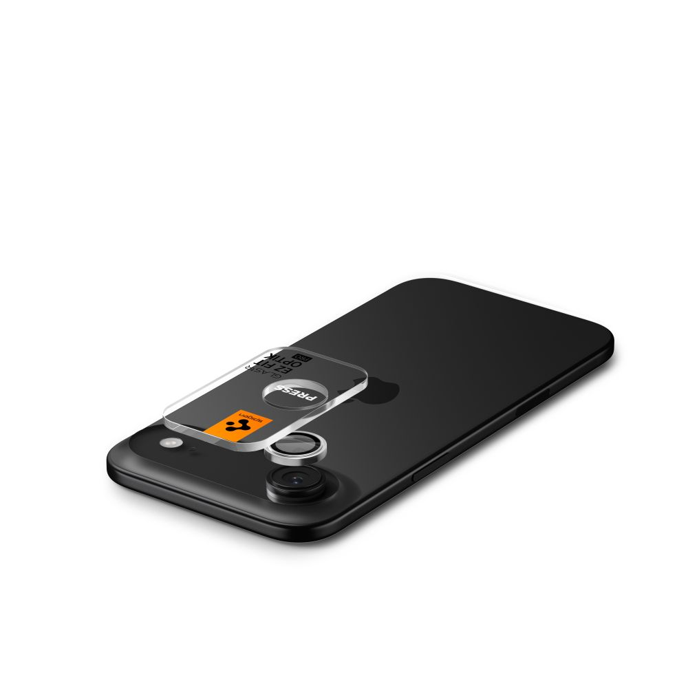 Uno smartphone nero su sfondo bianco con una protezione per l'obiettivo della fotocamera sopra.