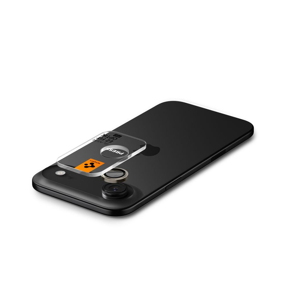 Uno smartphone nero con un vassoio di installazione per la protezione della fotocamera in vetro.