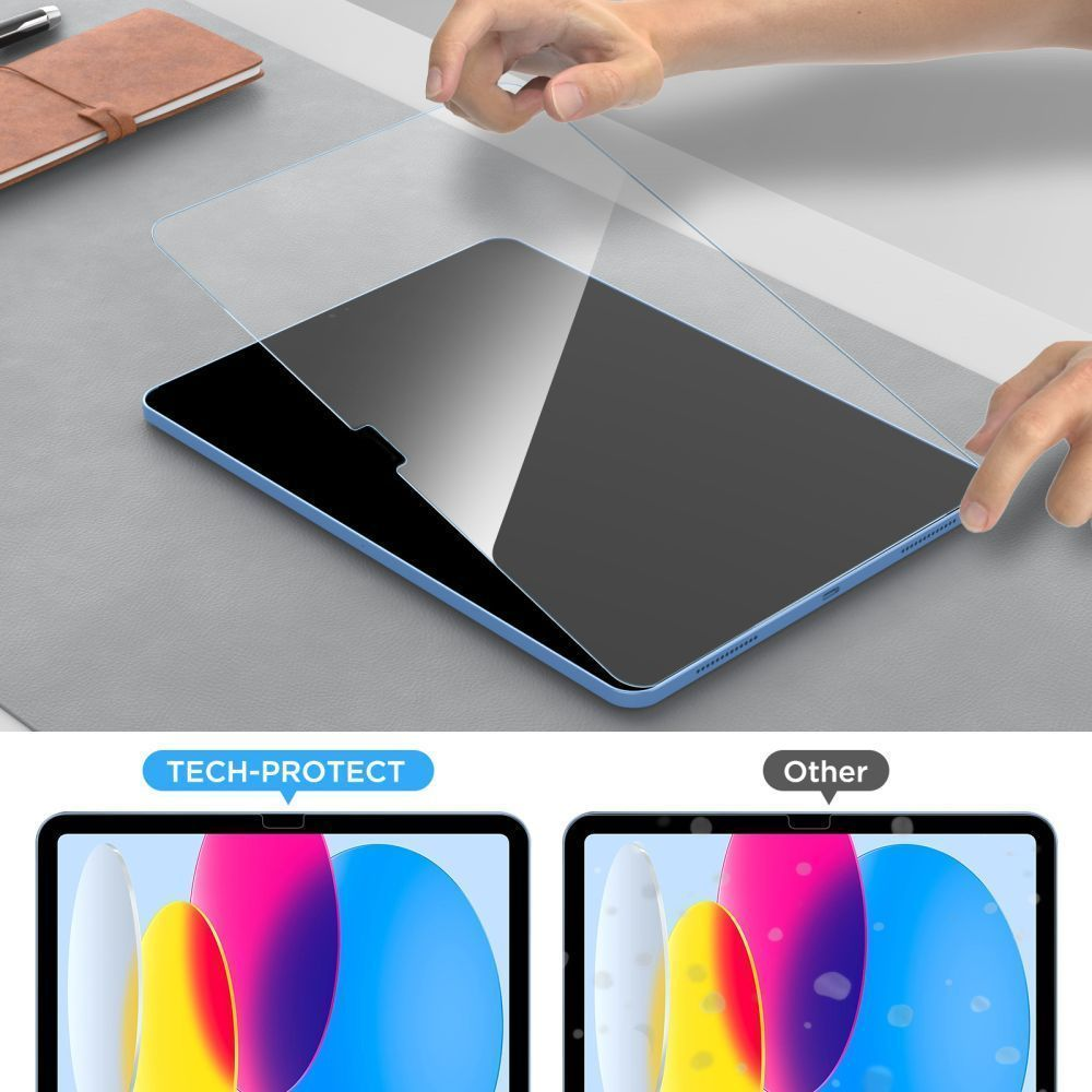 Persona colocando protector de pantalla en una tablet azul, con comparación de dos pantallas abajo.