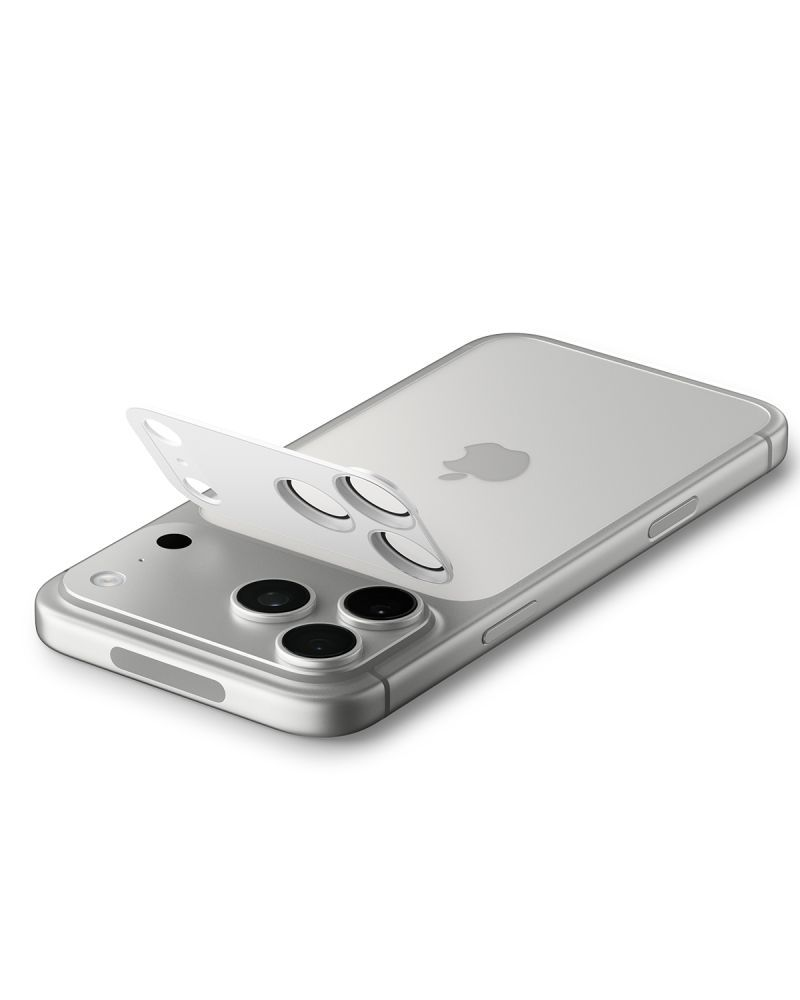 Un iPhone argentato con tre obiettivi fotografici e una pellicola protettiva parzialmente rimossa sul retro.