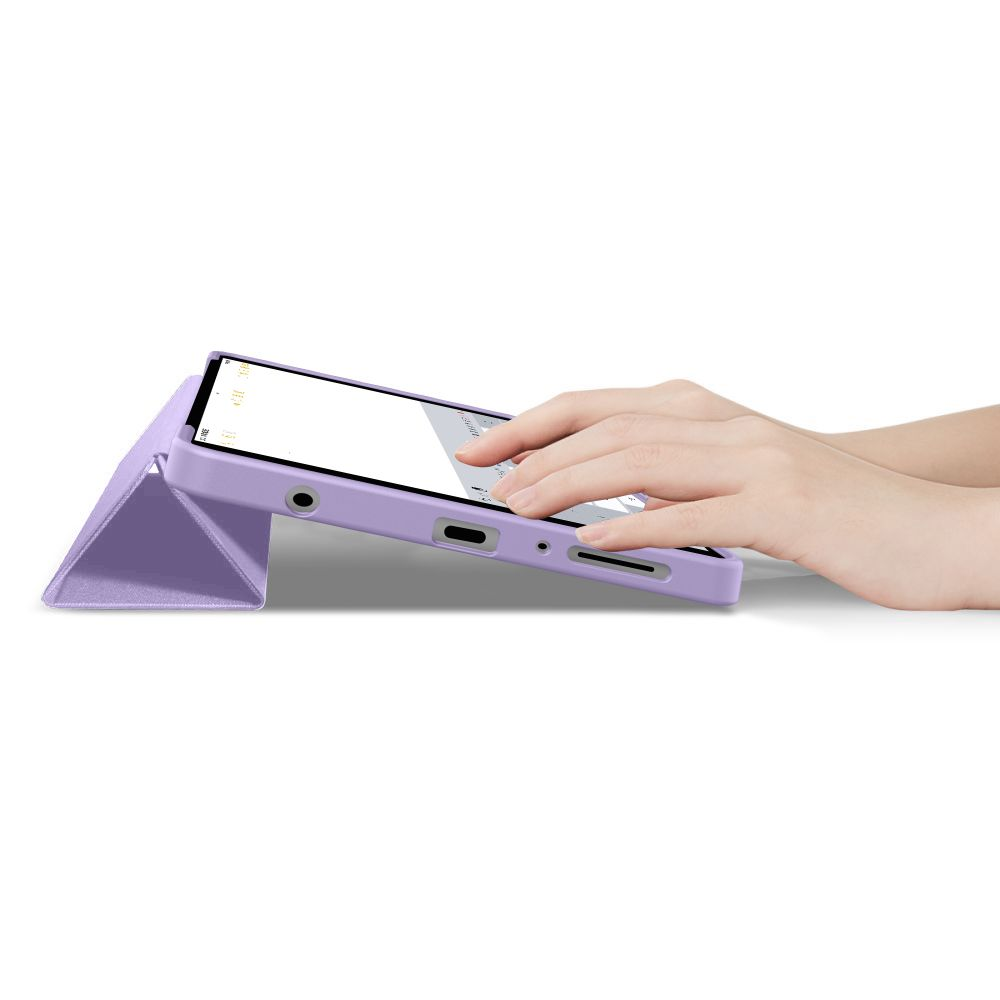 Una mano digita su un tablet con custodia viola su sfondo bianco.
