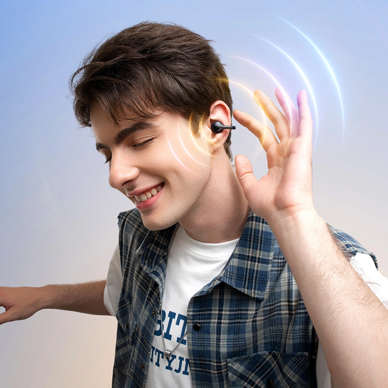 Un uomo sorridente con un auricolare gode della musica con onde sonore colorate che si irradiano dal suo orecchio.