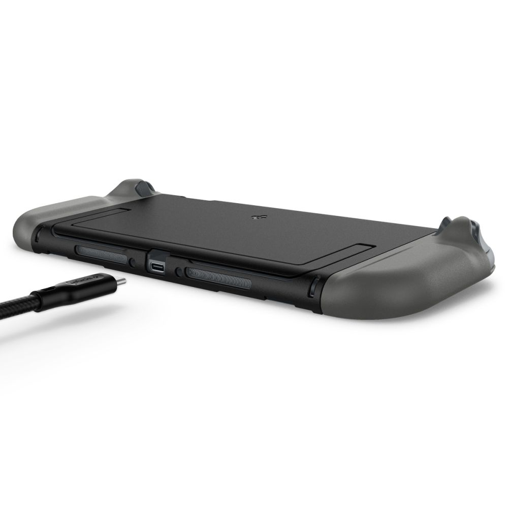 Custodia per console nera con impugnature integrate e cavo USB-C collegato su sfondo bianco.