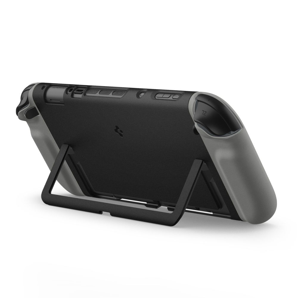 Una console di gioco portatile nera e grigia in una custodia protettiva poggia su sfondo bianco con supporto.