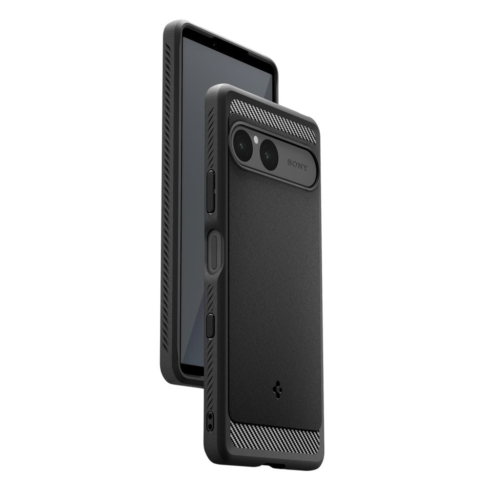 Uno smartphone Sony nero all'interno di una custodia protettiva nera con dettagli in carbonio su sfondo bianco.