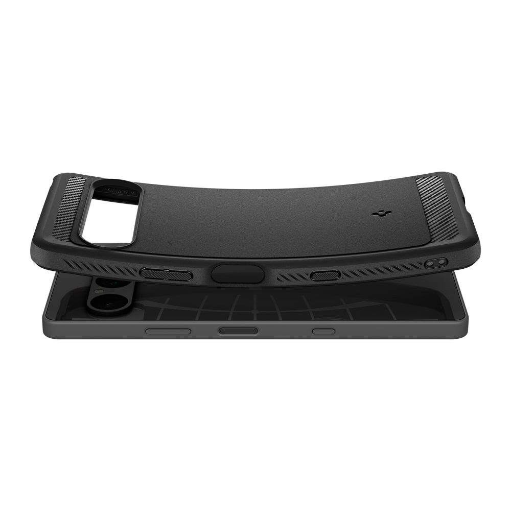 Una custodia per smartphone nera e robusta è leggermente curva sopra un telefono nero abbinato, vista di lato.