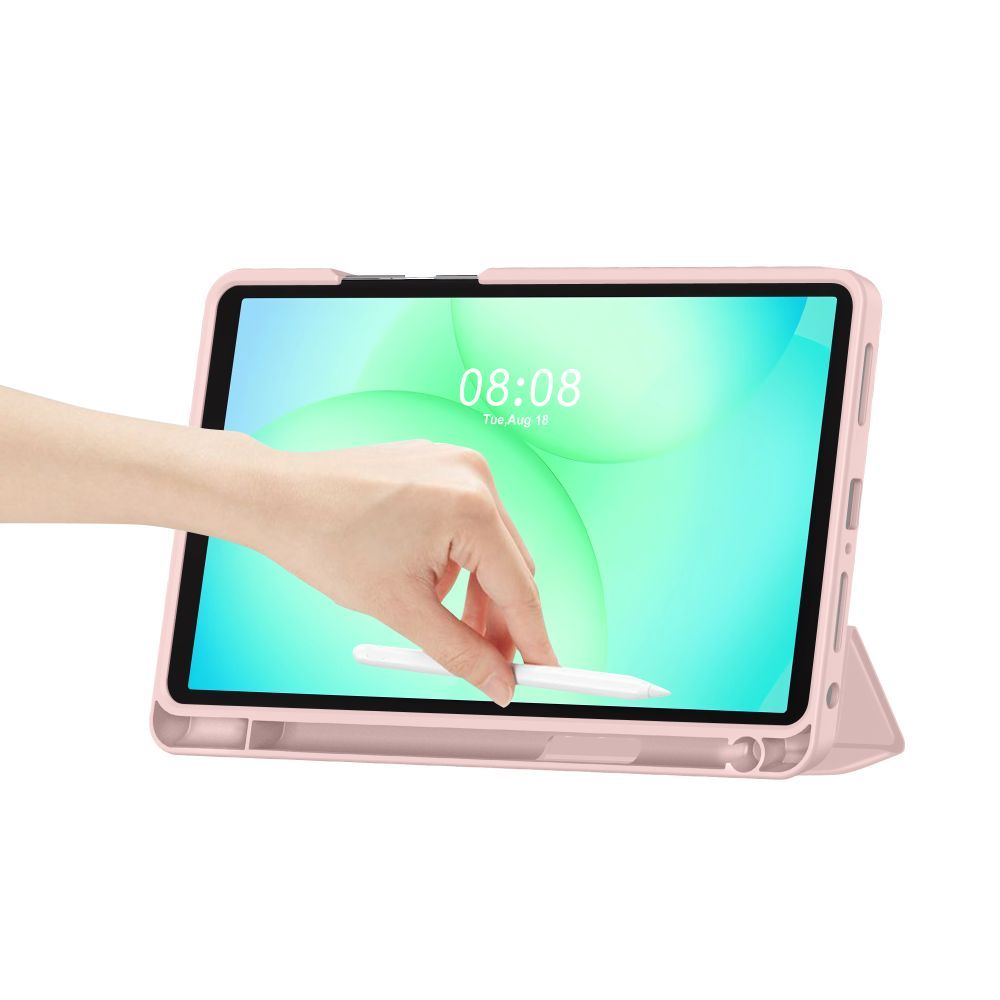 Una mano tiene una penna sopra un tablet rosa con schermo verde.