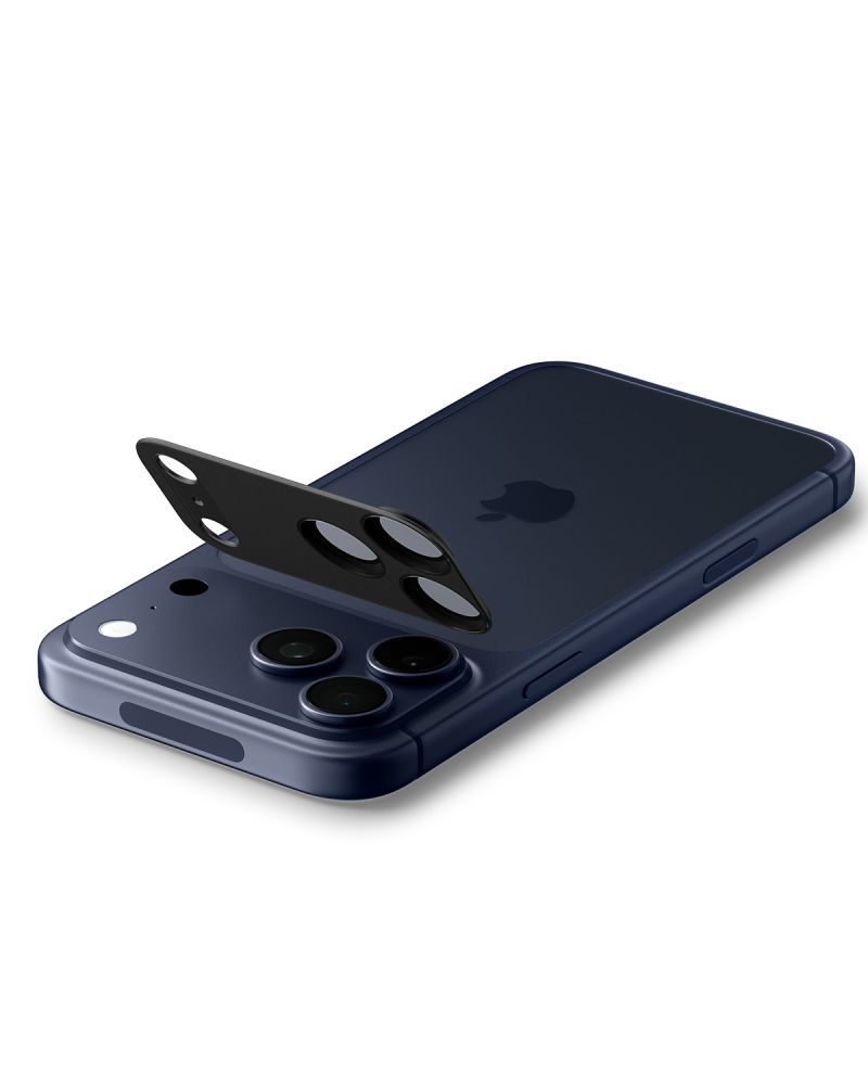 Retro di uno smartphone blu con tre obiettivi e una protezione per fotocamera sollevata.
