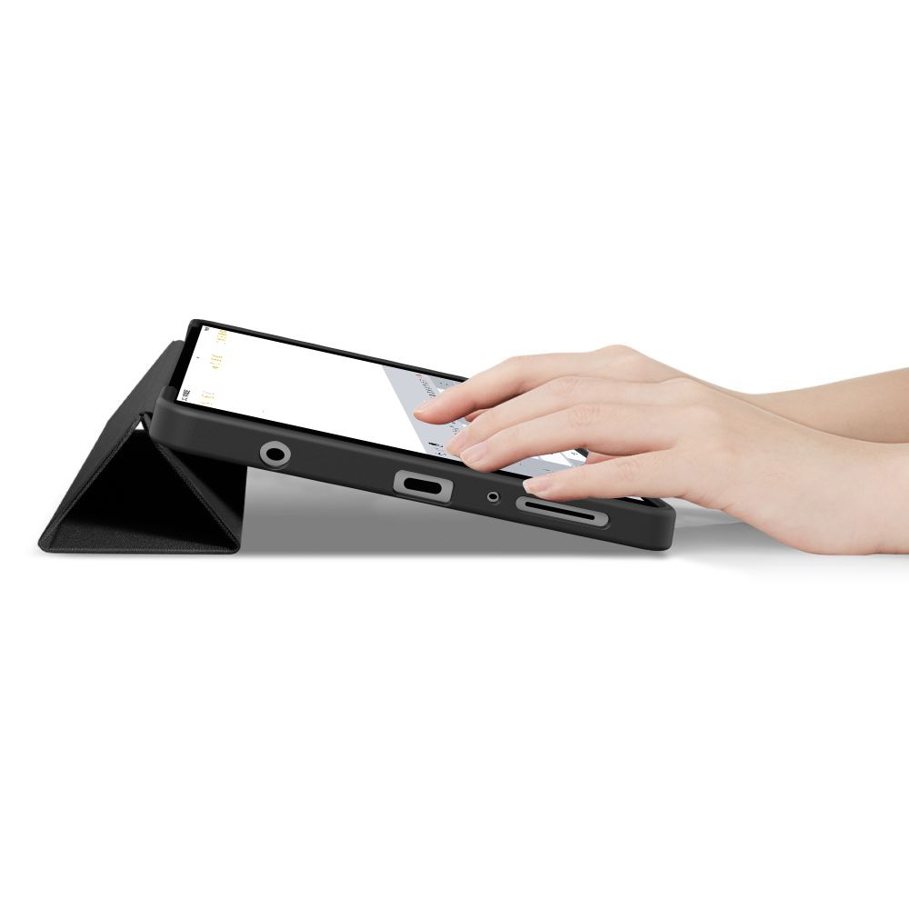 Una mano digita su un tablet in una custodia protettiva nera, appoggiata su un supporto.
