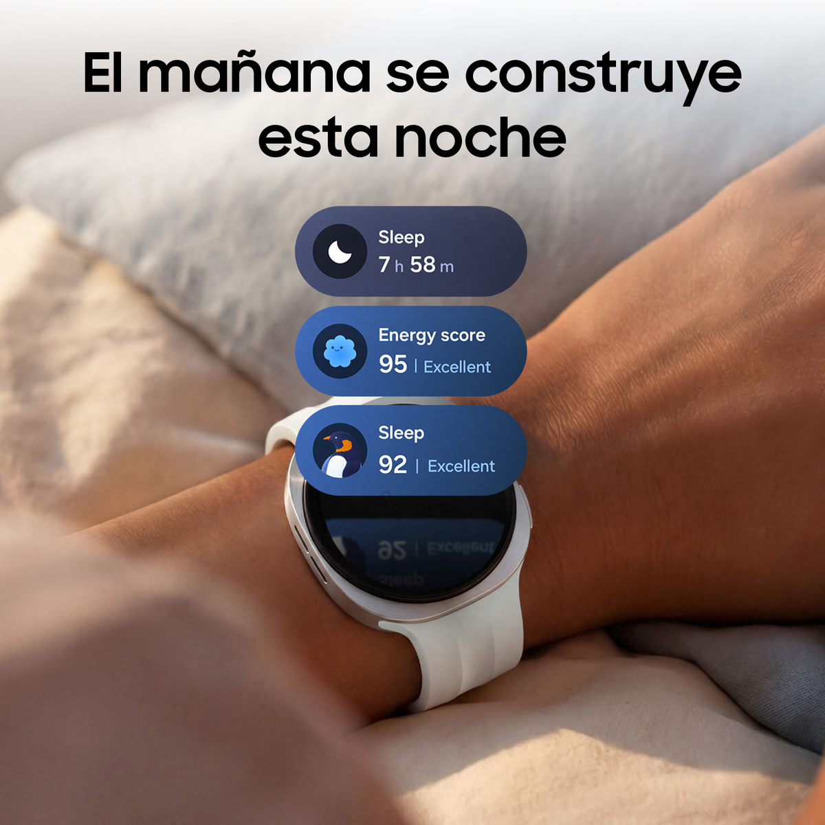 Een smartwatch om een pols toont slaapstatistieken met Spaanse tekst erboven.