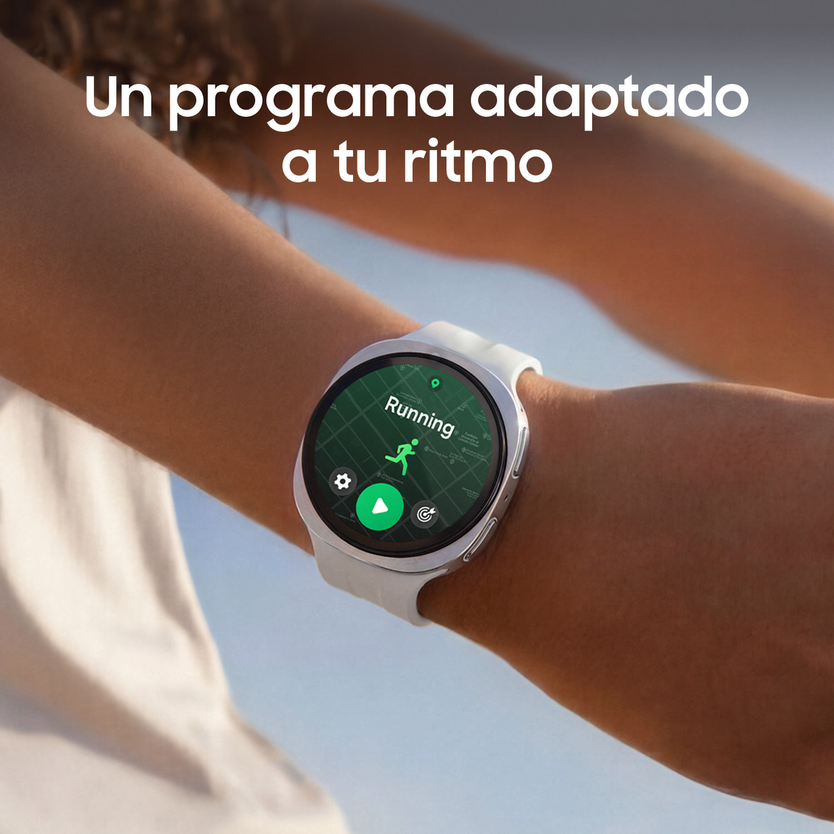 Een smartwatch met een witte band om een arm toont een hardloop-app op het groene scherm.